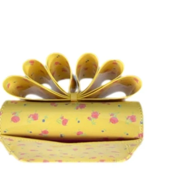 NWT Betsey Johnson, crossbody purse with gold chain strap. $45 - Picture 3 of 6